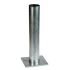Thermisch verzinkte voetplaat voor buis Ø 60 mm, met ronde adapterbuis van 3 mm wanddikte, basisplaat 120 × 120 mm, staal 6 mm dik. Geschikt voor betonmontage in hekwerkconstructies.