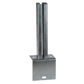 Thermisch verzinkte voetplaat in L-uitvoering voor koker 60 × 60 mm, met gelaste adapter van 2 mm dik en vier bevestigingsgaten. Geschikt voor montage langs keerwanden of betonnen randen.