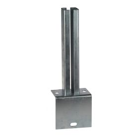 Thermisch verzinkte stalen voetplaat in L-uitvoering voor kokerprofiel 60 × 40 mm, met opstaande geleidingsstrip en vier bevestigingsgaten. Geschikt voor montage tegen muren of kolommen in hekwerkconstructies of vaste staalverbindingen.