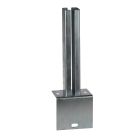 Thermisch verzinkte stalen voetplaat in L-uitvoering voor kokerprofiel 60 × 40 mm, met opstaande geleidingsstrip en vier bevestigingsgaten. Geschikt voor montage tegen muren of kolommen in hekwerkconstructies of vaste staalverbindingen.