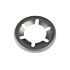 Een ronde roestvaststalen klemring type NMG 454 met interne tanden voor een stevige bevestiging op een witte achtergrond.