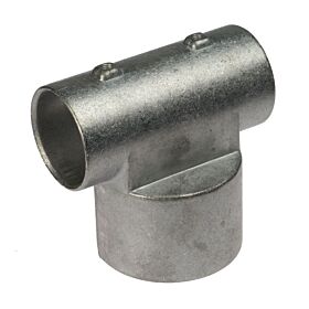 Een zilverkleurige aluminium T-vormige buisklem met schroefgaten voor het verbinden van hekwerkbuizen in een haakse hoek.