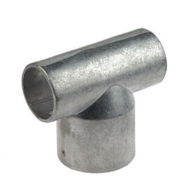 Een zilverkleurig aluminium T-stuk koppeling voor het haaks verbinden van twee ronde buizen in een stevige constructie.