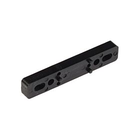 Een zwart kunststof vulplaatje met diverse montagegaten en pennen, ontworpen voor het stevig bevestigen van zadels op buizen.