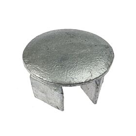 Een zilverkleurige, verzinkte metalen inslag afdekdop met een ronde kop en een vierkante basis voor stevige bevestiging in buizen.