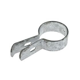 Een thermisch verzinkte metalen eindbeugel met een verlengde lip voor het bevestigen van dubbelstaafmatten aan palen.