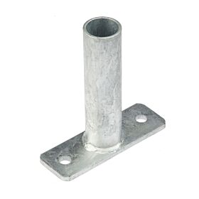Een thermisch verzinkte vaste inwendige eindkoppeling met een voetplaat en twee montagegaten voor het bevestigen van metalen buizen.