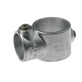 Gegoten metalen T-klem met een thermisch verzinkte afwerking en een inbusbout voor het koppelen van steigerbuizen.