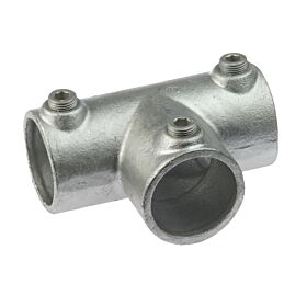 Een zilverkleurige thermisch verzinkte G104 T-klem lang met drie inbusbouten voor het stevig verbinden van diverse steigerbuizen.