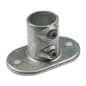 Een thermisch verzinkte gegoten voetplaat G132 met twee stelschroeven en gaten voor een stevige montage van buizen op vlakke ondergronden.