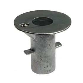 Een zilverkleurige, thermisch verzinkte gegoten grondpot met een ronde flens aan de bovenkant en een stelschroef.