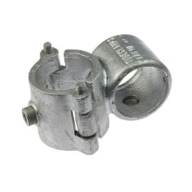 Een zilverkleurige, thermisch verzinkte, scharnierende gegoten kruisklem type G137 voor het verbinden van twee buizen.