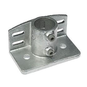 Een gegalvaniseerde metalen voetplaat met schoprand en stelschroeven voor de stevige montage van een anderhalf duims buis.