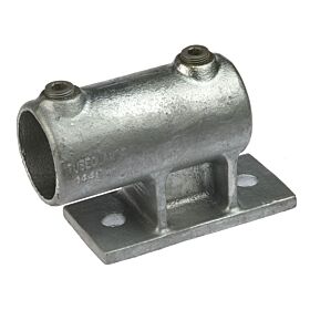 Een thermisch verzinkte gegoten afstandsbus met twee stelschroeven en een montageplaat voor het bevestigen van metalen buizen.