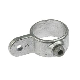 Een thermisch verzinkt metalen scharnierdeel met een ronde buisklem, een stelschroef en een plat uiteinde voorzien van een bevestigingsgat.