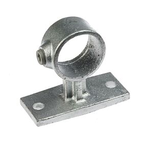 Een thermisch verzinkte gegoten afstandsklem type A34 met een ronde ring en rechthoekige bevestigingsplaat op een witte achtergrond.