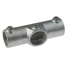 Een robuuste gegoten T-klem A2 schuin buiskoppeling van verzinkt staal met drie inbusbouten op een witte achtergrond.