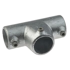 Een verzinkte gegoten T-klem type A2 schuin met drie openingen en inbusstelschroeven voor het koppelen van steigerbuizen.