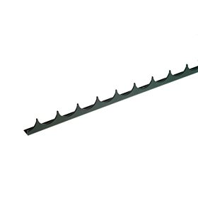 Een donkergroene metalen puntkam met scherpe opstaande punten, gemonteerd op een metalen strip voor extra beveiliging van een hekwerk.
