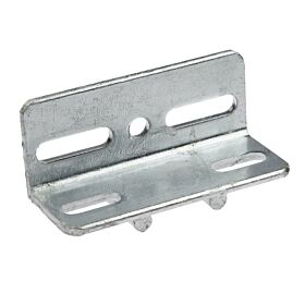 Een L-vormig thermisch verzinkt stalen hoekstuk met sleuven en anti-draai nokken voor stevige montage van constructies.
