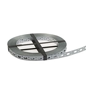 Een rol zilverkleurig geperforeerd metalen ophangband, sendzimir verzinkt, bijeengehouden door zwarte banden voor veilige opslag.