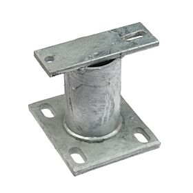 Een robuuste, thermisch verzinkte stalen afstandhouder met een vierkante voetplaat en bovenplaat voor montage van hekwerkpanelen.