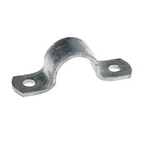 Een thermisch verzinkte beugelstrip van 25 bij 3 mm met twee montagegaten voor het stevig bevestigen van buizen.