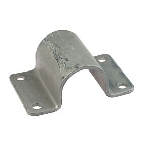 Een robuuste thermisch verzinkte stalen kapbeugel met vier gaten voor het stevig en veilig monteren van buizen op oppervlakken.