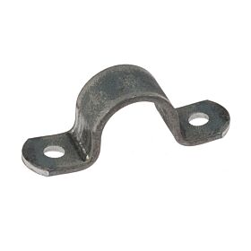 Een zwarte metalen kapbeugel strip met een afmeting van 40 bij 6 mm en twee montagegaten voor stevige buisbevestiging.