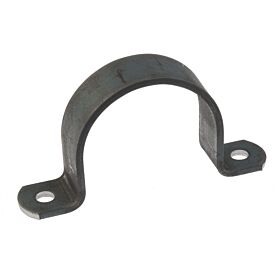 Industriële zwarte metalen kapbeugel strip met twee montagegaten voor het veilig bevestigen van zware leidingen of buizen.
