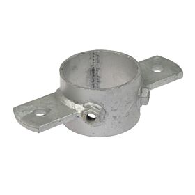 Een zilverkleurige metalen knelring voor een standpaal met twee lippen en voorgeboorde gaten, gemaakt van duurzaam thermisch verzinkt staal.