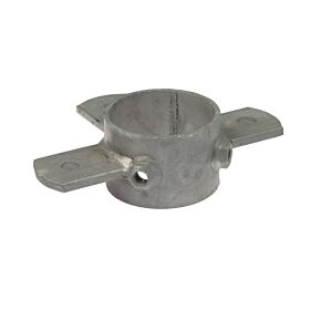 Zijaanzicht van een thermisch verzinkte knelring met drie lippen voor stevige bevestiging aan een ronde standpaal op een witte achtergrond.