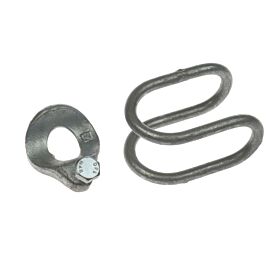 Een los gietblok met bout en een metalen lus voor een thermisch verzinkte kruisklem op een witte achtergrond.