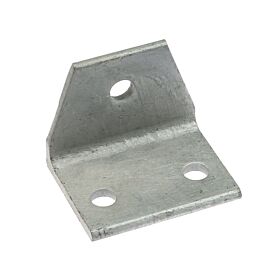 Een zilverkleurig metalen hoekstuk met drie voorgeboorde gaten, vervaardigd uit thermisch verzinkt staal voor duurzame constructies en verbindingen.