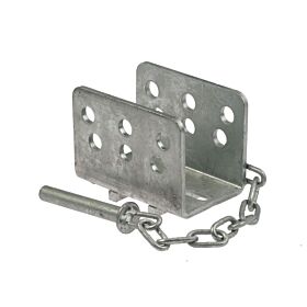 Een U-vormige thermisch verzinkte stalen hekvergrendeling met meerdere boorgaten en een aangehechte metalen ketting met borgpen.