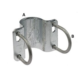 Zilverkleurige thermisch verzinkte stalen kapbeugel met twee gaten en twee sleuven voor stevige bevestiging van ronde buizen.