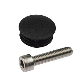 Een zilverkleurige RVS M8 bout van 35mm lang naast een zwarte ronde kunststof lensdop voor eindpalen van een hekwerk.