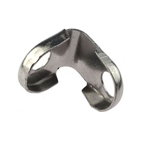 Een zilverkleurige roestvrijstalen U-vormige spantafhouder van 8mm met twee gaten voor een stevige montage op witte achtergrond.