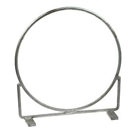 Een ronde metalen emmerring van thermisch verzinkt staal met een rechthoekig onderstel voor een stabiele bevestiging op een vlakke ondergrond.