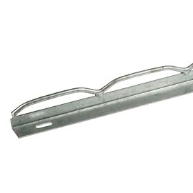 Zilverkleurig thermisch verzinkt metalen draadverbindingsprofiel met een golvende bovenkant voor de bevestiging van driehoeksgaas bij hekwerken.