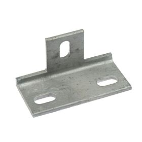 Zijaanzicht van een zilverkleurig thermisch verzinkt hoekstuk met drie sleufgaten voor stevige montage in bouw- en constructieprojecten.