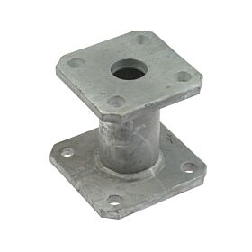 Een robuuste thermisch verzinkte stalen afstandhouder met twee vierkante montageplaten en voorgeboorde gaten voor een stevige bevestiging.