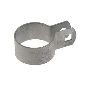 Een zijaanzicht van een zilveren thermisch verzinkte eindbeugel gebruikt voor het monteren van gaas aan ronde metalen hekwerkpalen.