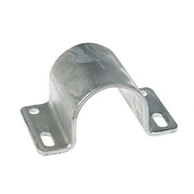 Een zijaanzicht van een zilverkleurige, thermisch verzinkte metalen kapbeugel met twee montagegaten en twee bevestigingssleuven voor buisbevestiging.