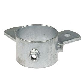 Een thermisch verzinkte knelring voor standpalen met twee lippen onder een hoek van 90 graden voor hekwerk montage.