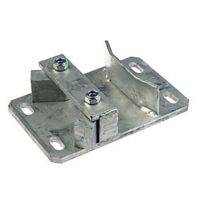 Een robuuste thermisch verzinkte snelsluiter voor hekwerk met een stevige basisplaat, voorzien van vier montagegaten en een metalen klemmechanisme.