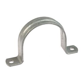 Een zilverkleurige thermisch verzinkte stalen zadel strip van 25 bij 3 mm voor het stevig bevestigen van buizen.