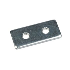 Een rechthoekige, verzinkte metalen glijmoer met twee M10 schroefgaten voor gebruik in BK1 en BK2 montagerails.