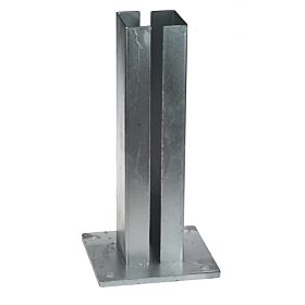 Een thermisch verzinkte stalen voetplaat met een kokerhouder van 80 bij 80 mm voor een stevige bevestiging op de grond.