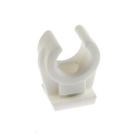Een witte plastic Walraven klemzadel type 2962 voor het stevig bevestigen en ondersteunen van buizen aan wanden.
